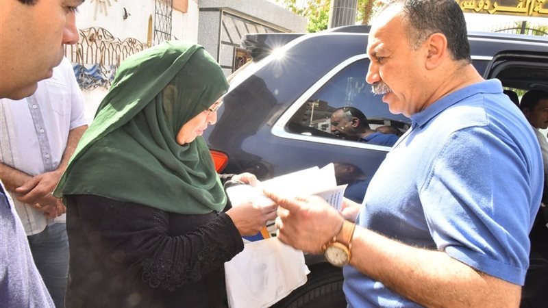 محافظ أسيوط يصطحب سيدة إلى مستشفى الرمد