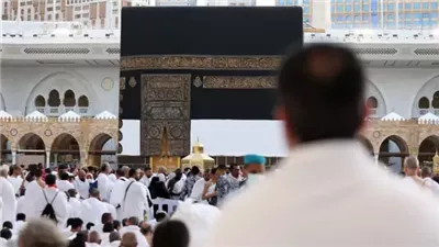 حجاج بيت الله يرمون جمرة العقبة الكبرى بعد اكتمال التفويج إلى منى