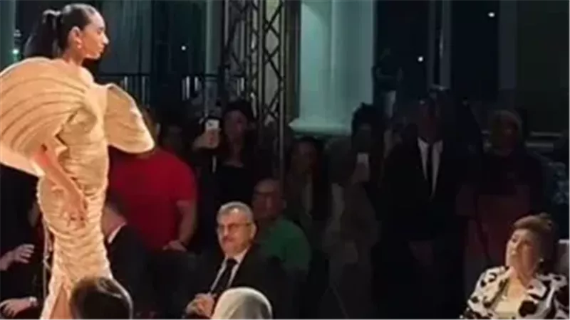 نوال الدجوي تخطف الأنظار في عرض الأزياء 