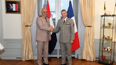رئيس الأركان يعود إلى أرض الوطن بعد انتهاء زيارته لفرنسا