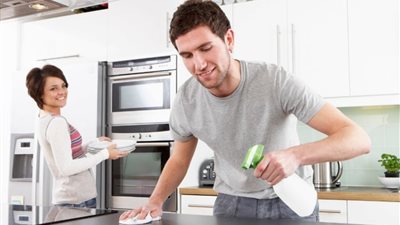 ما الأسباب التي تمنع الرجل من المشاركة في الأعمال المنزلية؟ أستاذة بالأزهر تجيب