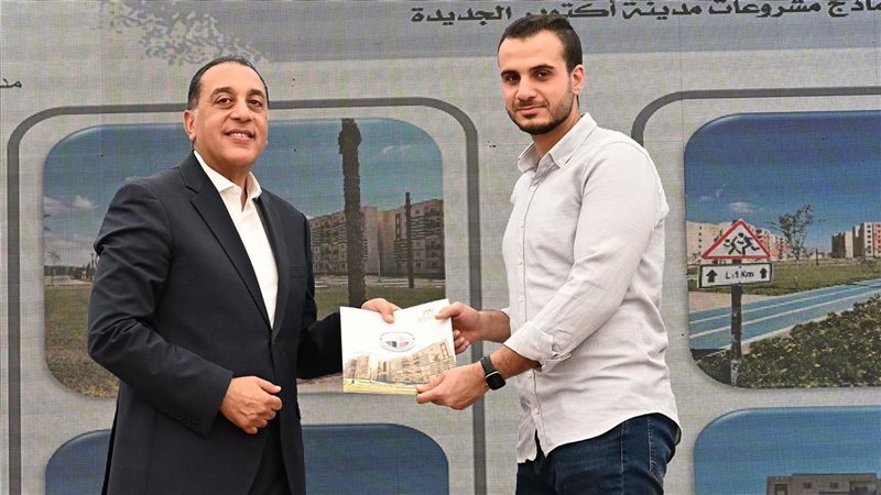 رئيس الوزراء يسلم عقود سكن لكل المصريين