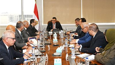وزير الإسكان يتابع مع مسؤولي هيئة المجتمعات العمرانية مستجدات الأعمال الجارية