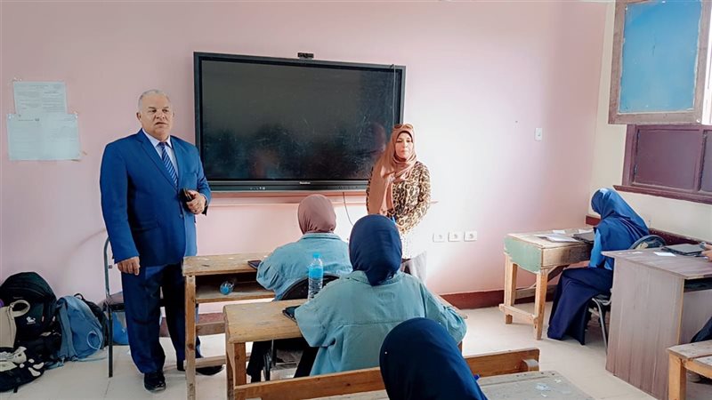 وكيل وزارة التعليم اثناء الجولة