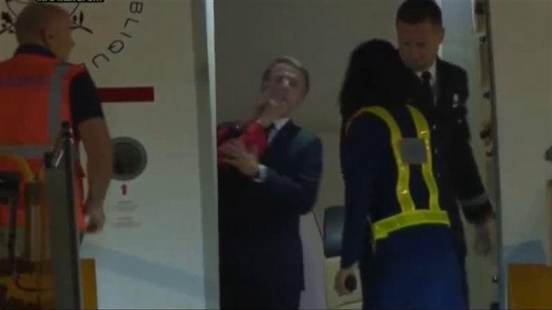 ماكرون يتلقى صفعة على الوجه في فيتنام