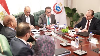 وزير الصحة يبحث مع وزير العمل آليات تنظيم مهنة 