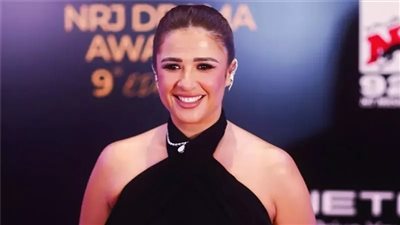ياسمين عبد العزيز تثير الجدل برد فعل غريب على معجب.. ما القصة؟