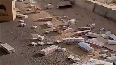  سيارة نقل تلقي مخلفات البناء بطريق القاهرة - فايد بعد بوابة الشروق 2