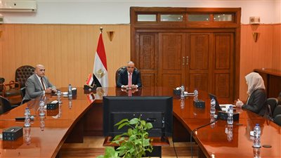 وزير الري يبحث آخر مستجدات إنشاء 