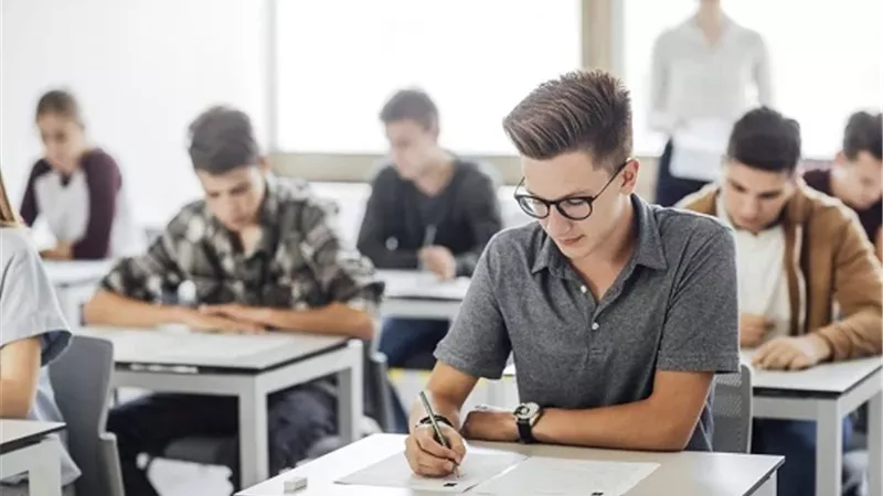 طلاب الثانوية العامة 