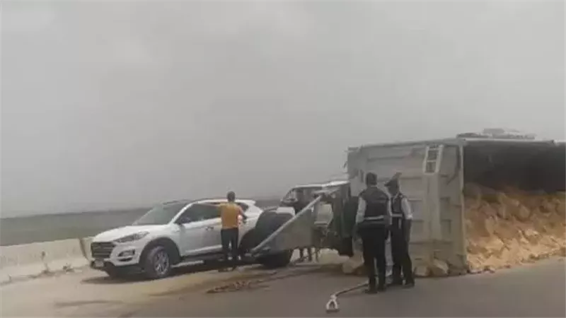 انقلاب سيارة محملة بالحجارة على طريق الإسكندرية الصحراوي