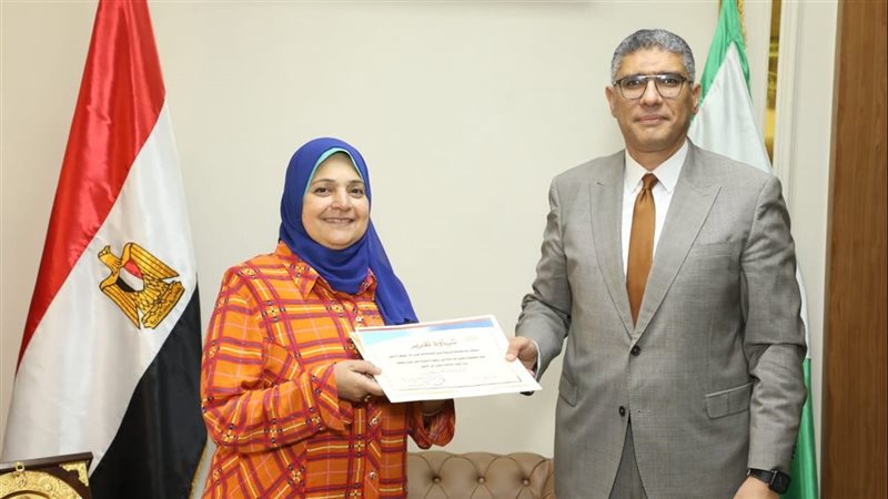 محافظ الجيزة يكرم مدير مديرية التنظيم والإدارة لبلوغها السن 