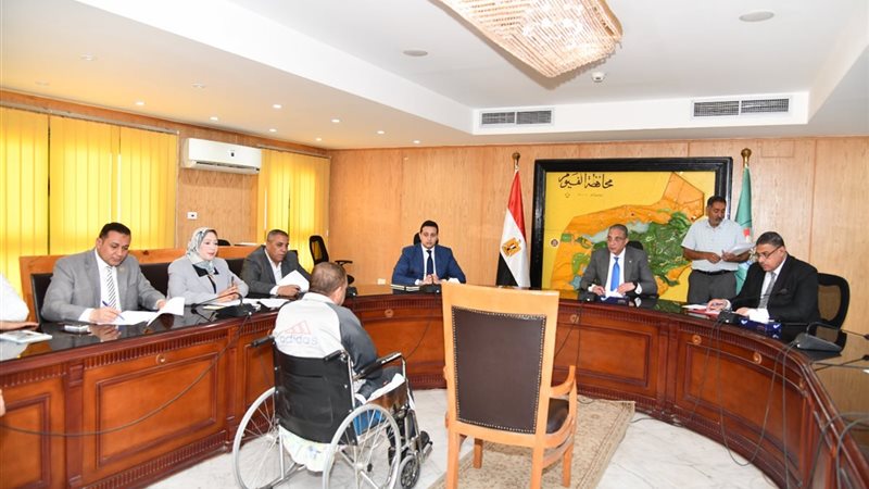محافظ الفيومونائبه اثناء خدمة المواطنيين