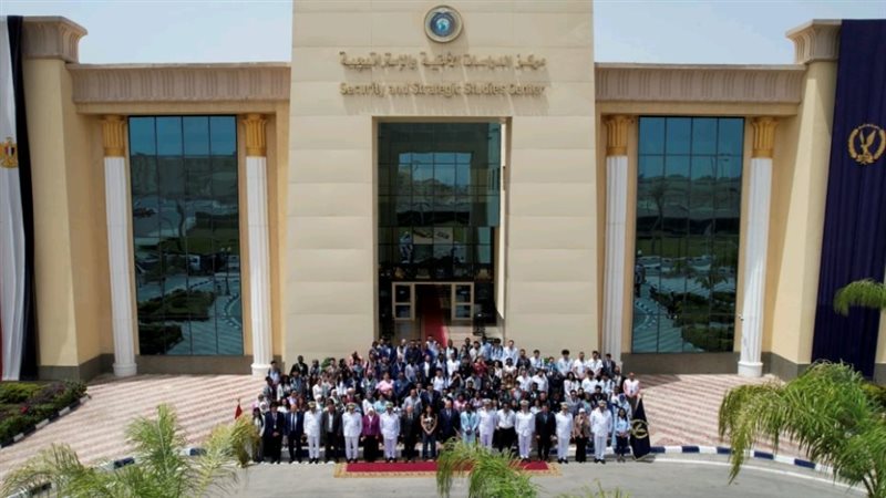 صورة تذكارية للزائرين فى أكاديمية الشرطة 