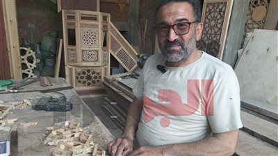 فن يعود للعصر المملوكي .. عم أحمد أشهر حرفي مشربيات ومنابر في دمياط (صور)