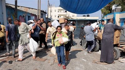 300 نقطة توزيع تحولت إلى واحدة وفوضى في غزة بسبب 
