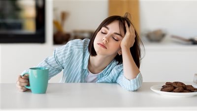 الخمول بعد الأكل .. لماذا نشعر بالنعاس بعد الوجبات؟