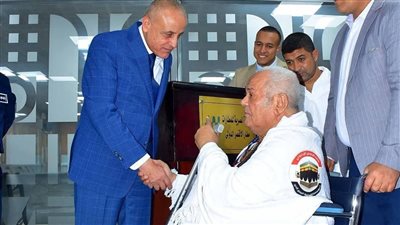 محافظ الأقصر يودع حجاج الفوج الخامس لقرعة وزارة التضامن الإجتماعى