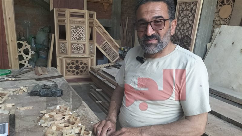 أحمد سيف من أشهر صناع الأثاث الخشبي الإسلامي بدمياط