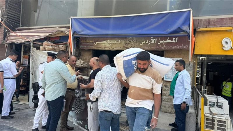 ضبط 2.5 طن دقيق بلدي مدعم معاد تعبئته