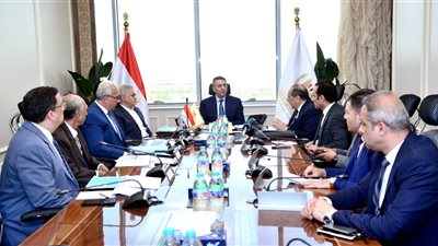 نائب وزير التموين يجتمع مع رئيس الشركة المصرية للحوم والدواجن لمتابعة استعدادات عيد الأضحى