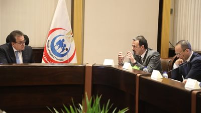  وزير الصحة يبحث مع شركة “سترايكر”  التعاون في الجراحة بالذكاء الاصطناعي 