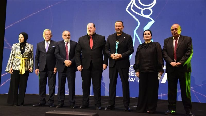 ماجد المصري أثناء تسلم الجائزة