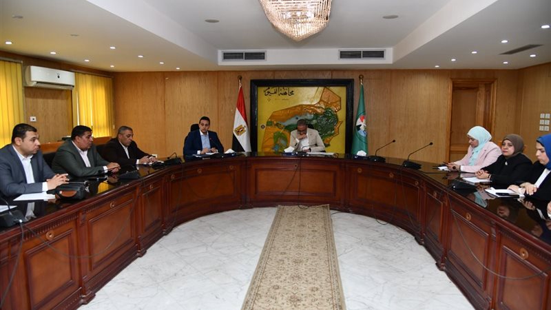 محافظ الفيوم اثناء اللقاء