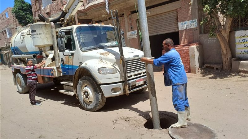 عمال الصرف الصحى بالفيوم أثناء الحملة