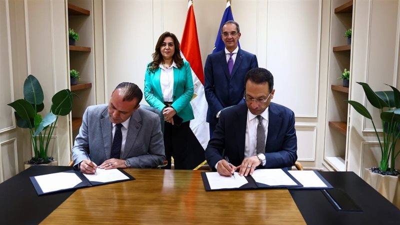 وزيرة التنمية المحلية ووزير الاتصالات