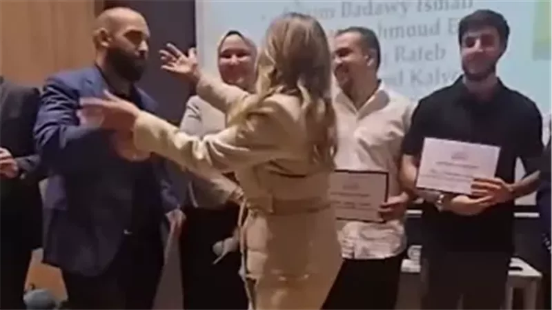 ليلى علوي لحظة تخرج ابنها
