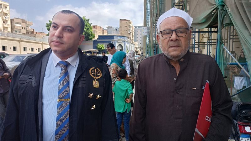 والد عامل السيرك ومحاميه