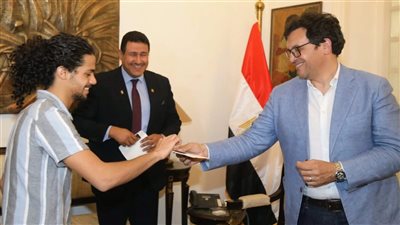 وزير الثقافة يُسلم بطاقات أهلاً وسهلاً بالطلبة لأوائل المشتركين في المبادرة