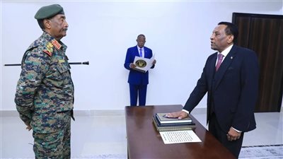 كامل إدريس يؤدي اليمين رئيسًا للوزراء.. هل يبدأ السودان صفحة جديدة؟