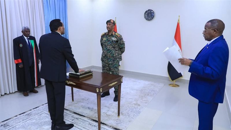 كامل إدريس يؤدى القسم رئيساً لوزراء السودان