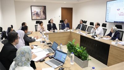 نائب وزير الصحة يجتمع مع لجنة تقييم الأداء الخاصة بمديري ووكلاء المديريات