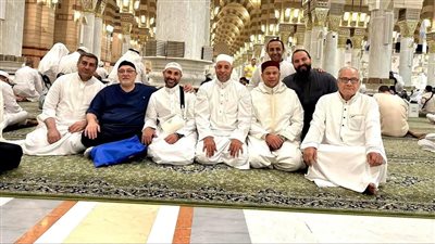 شاهد أحمد سعد رفقة شيوخ الأزهر من داخل المسجد النبوي