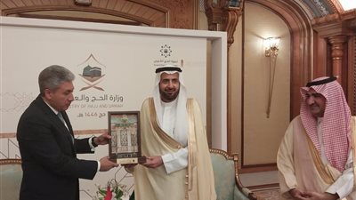وزير السياحة يشارك في ندوة الحج الكبرى لعام 1446هـ 