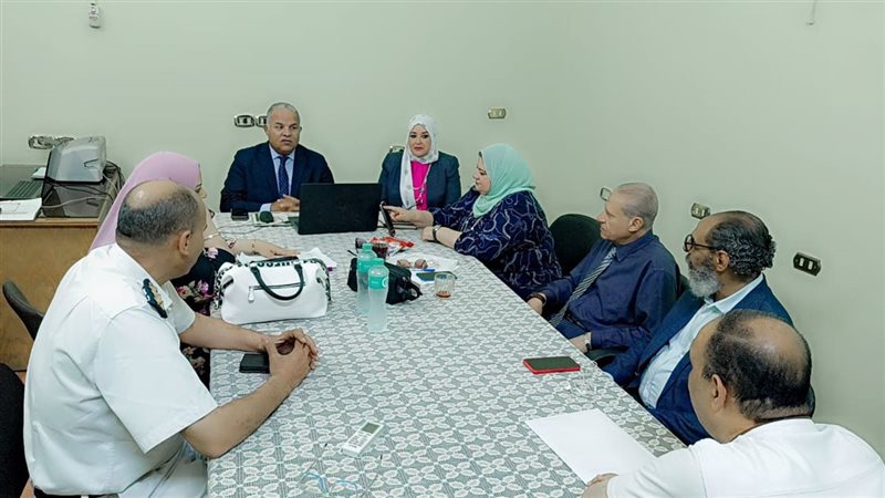 وكيل وزارة التربية أثناء الجولة 