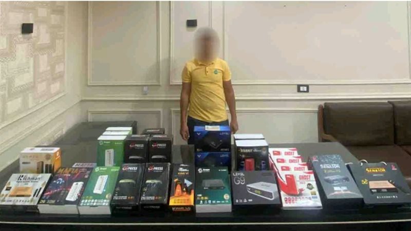 مدير محل لفك شفرات القنوات الفضائية المشفره عقب ضبطه 