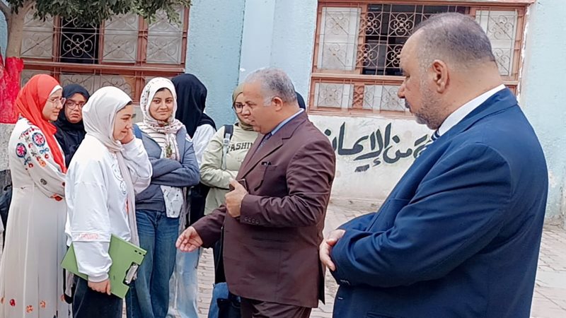 وكيل وزارة تعليم الفيوم أثناء الجولة
