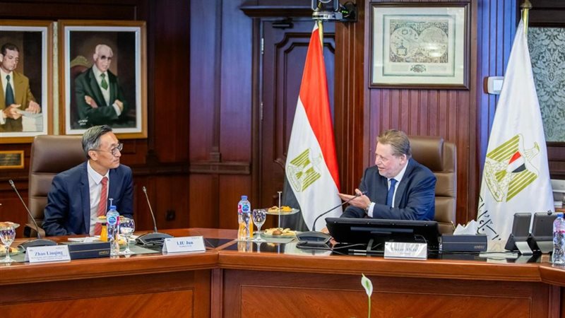 محافظ البنك المركزي مع رئيس البنك الصناعي والتجاري الصيني