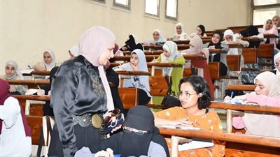 توجيهات عاجلة من عميدة كلية البنات خلال جولتها لمتابعة سير عملية الامتحانات