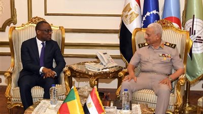 الفريق أول عبد المجيد صقر يلتقي وزير خارجية جمهورية بنين