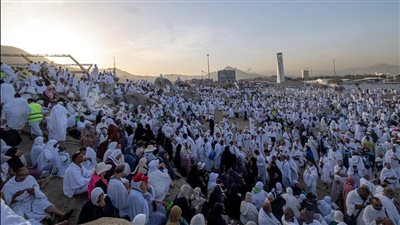 حتى الرابعة عصرا.. “الحج والعمرة” تطالب الحجاج بالبقاء داخل مخيماتهم في عرفات