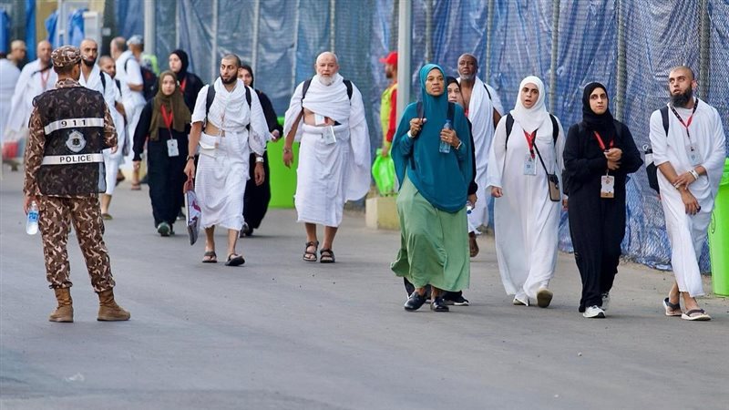 حجاج بيت الله يتوافدون إلى مشعر منى