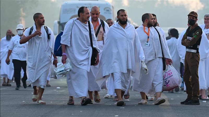 الحجاج يتوافدون إلى صعيد عرفات