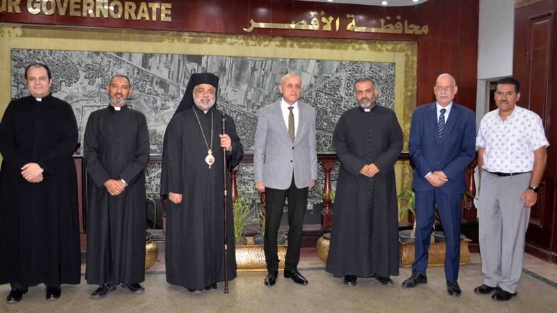 محافظ الأقصر يستقبل الأنبا عمانوئيل  
