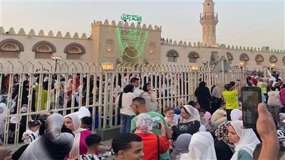 تكبيرات العيد تضيء  أرجاء مسجد عمرو بن العاص مع توافد المصليين