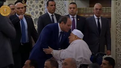 الرئيس السيسي يقبل رأس أحمد عمر هاشم أثناء صلاة عيد الأضحى 